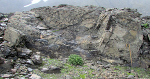 7. Breccia di pillows con alcuni cuscini di lava interi, 450 m ad ovest della Pointe Rousse (Vallone del Breuil, La Thuile). Foto Paolo Castello.