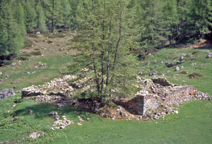 10. Le imponenti rovine dell'Ospizio di Chavacour, posto-tappa ben conosciuto di una via transalpina alternativa.