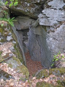 7. Vollein. Un corridoio coperto fra blocchi fratturati. La roccia è anfibolite (metabasite oceanica).