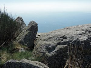 10. Una delle croci del Mombarone, incisa su un risalto roccioso in posizione dominante, sempre su rocce derivate da graniti.