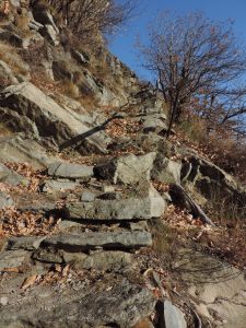 01. Tagliato nelle bancate di antichi graniti, il sentiero s'inerpica a collegare diversi villaggi di Perloz.