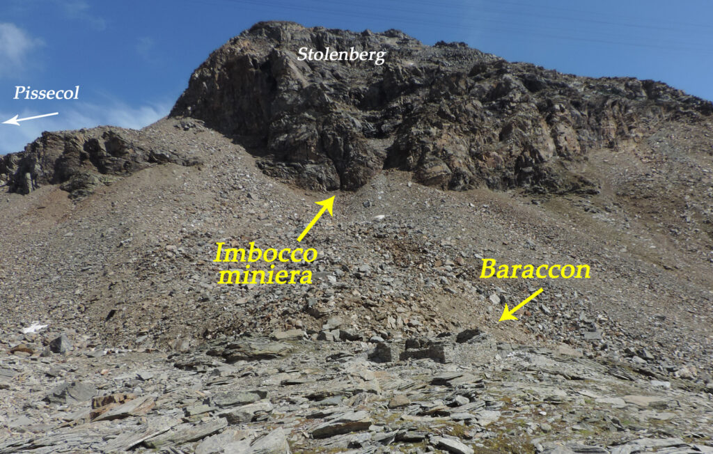 01. Una larga falda detritica di difficile percorribilità separa attualmente la miniera dalla zona di prima lavorazione del minerale al Baraccone.