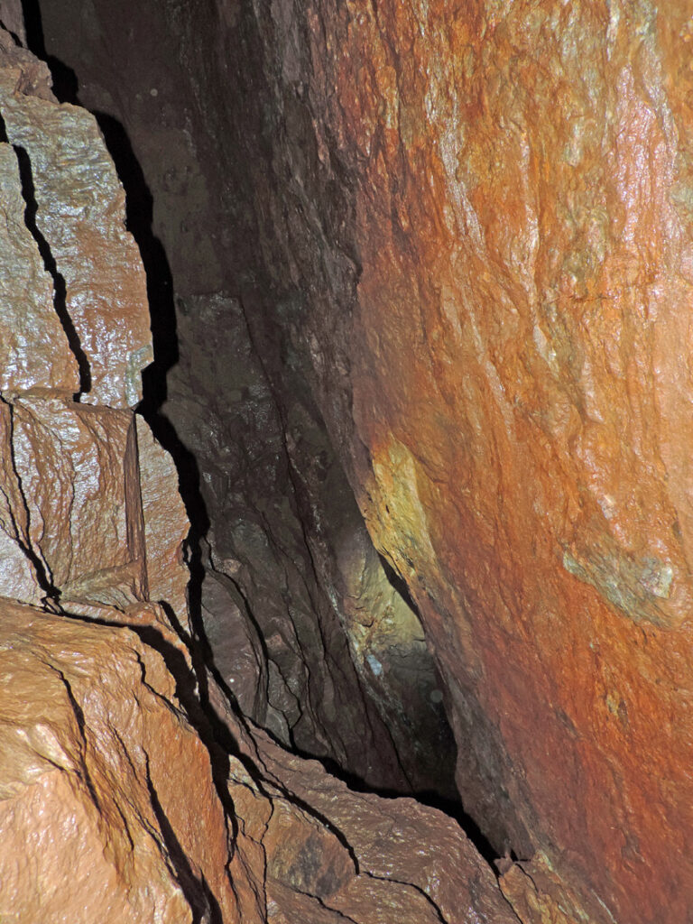 04. La galleria è stretta ma non presenta particolari difficoltà di passaggio. Il minerale fu abbattuto anche verso l'alto dove ora c'è il vuoto.