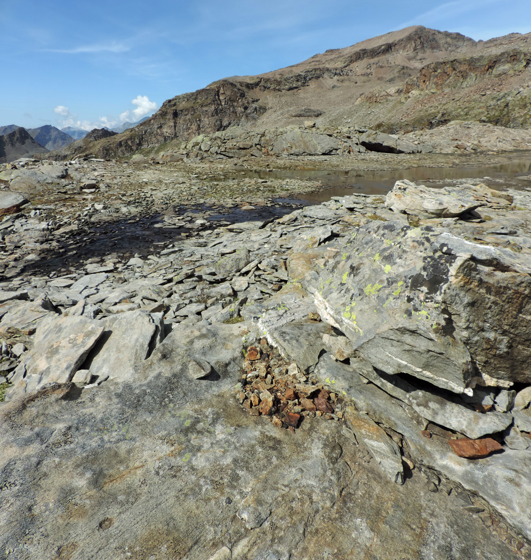 09. Pochi resti di roccia mineralizzata ridotti a pezzi centimetrici occupano alcune cavità nei massi circostanti i Baraccone.