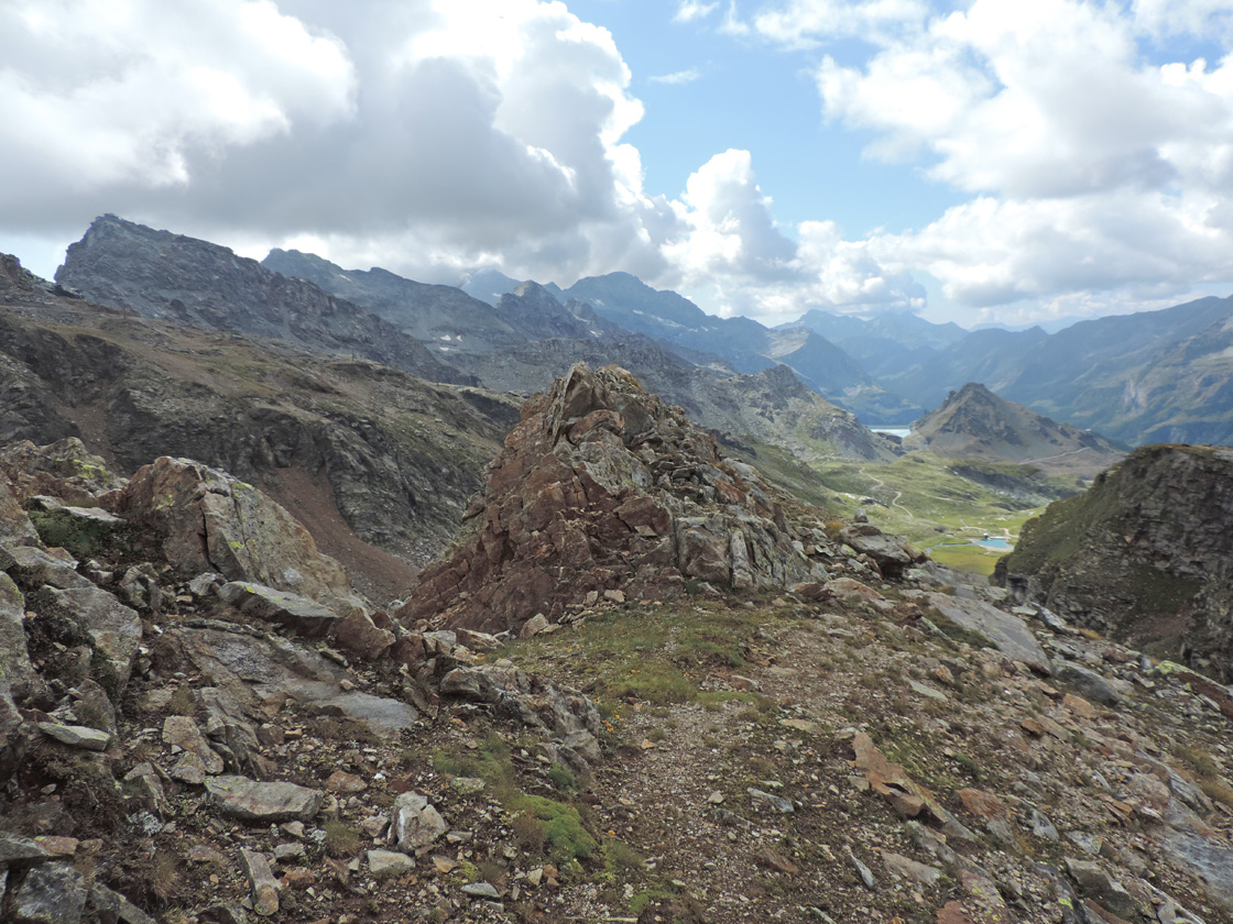 11. Un tratto della via mineraria di collegamento tra il Baraccone e l'Alpe Indren.