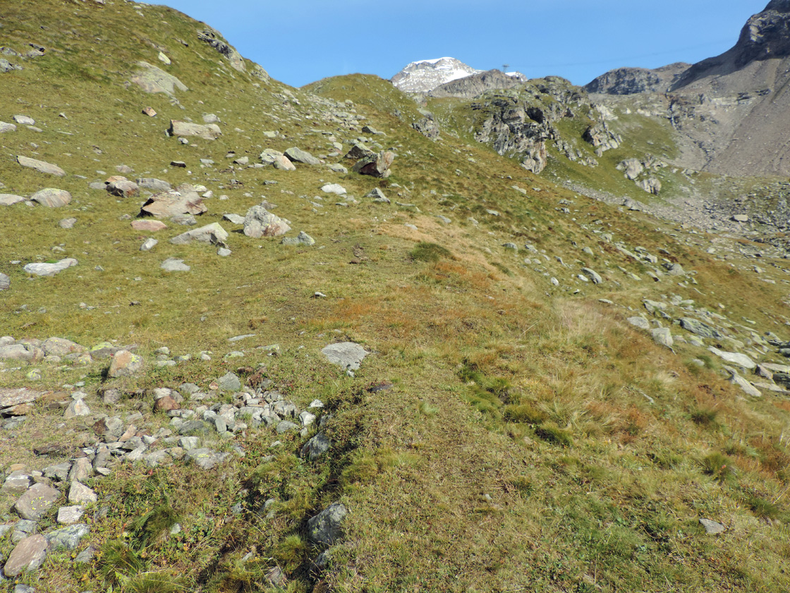 14. Alpe Indren. A destra in basso i resti della vasca. Dal centro a sinistra il canale di adduzione dell'acqua.