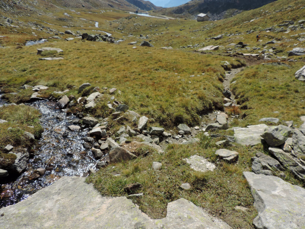 15. La presa del canale per i mulini dell'Alpe Indren dal ruscello che scende dalla miniera.