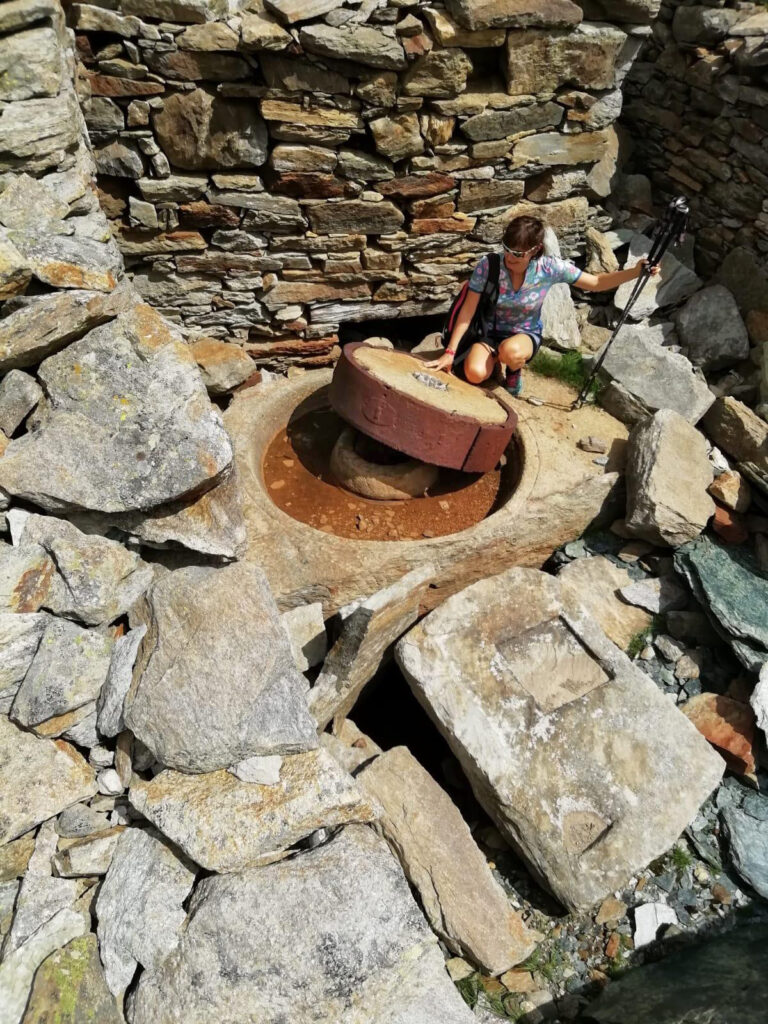 16. Ritrovamento del "molinone" all'Alpe Indren. Esso serviva a ridurre a sabbia le rocce mineralizzate. Foto Nadia Guindani.