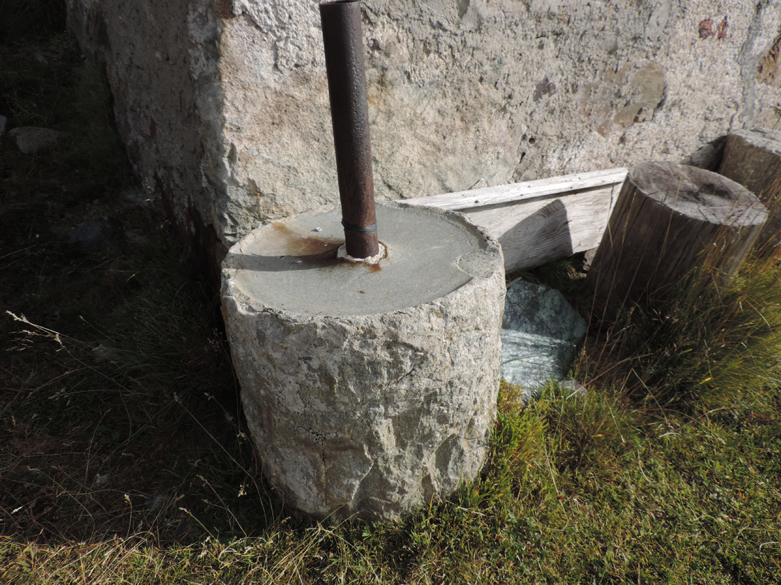 17. Alpe Indren. La "pila" (macina inferiore fissa) di un "molinetto" per la lavorazione al mercurio della sabbia mineralizzata a pirite aurifera.