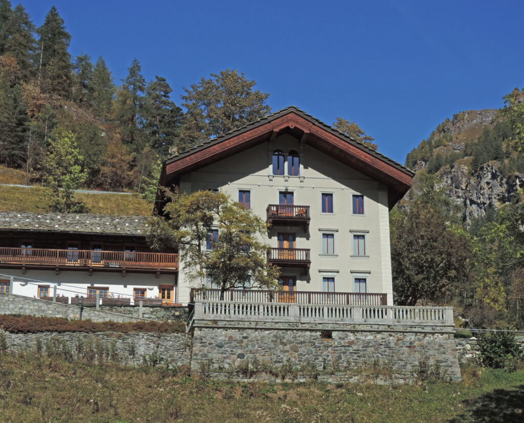 19. La casa-madre della famiglia Vincent a Ondre Chachtal di Gressoney-Saint-Jean.