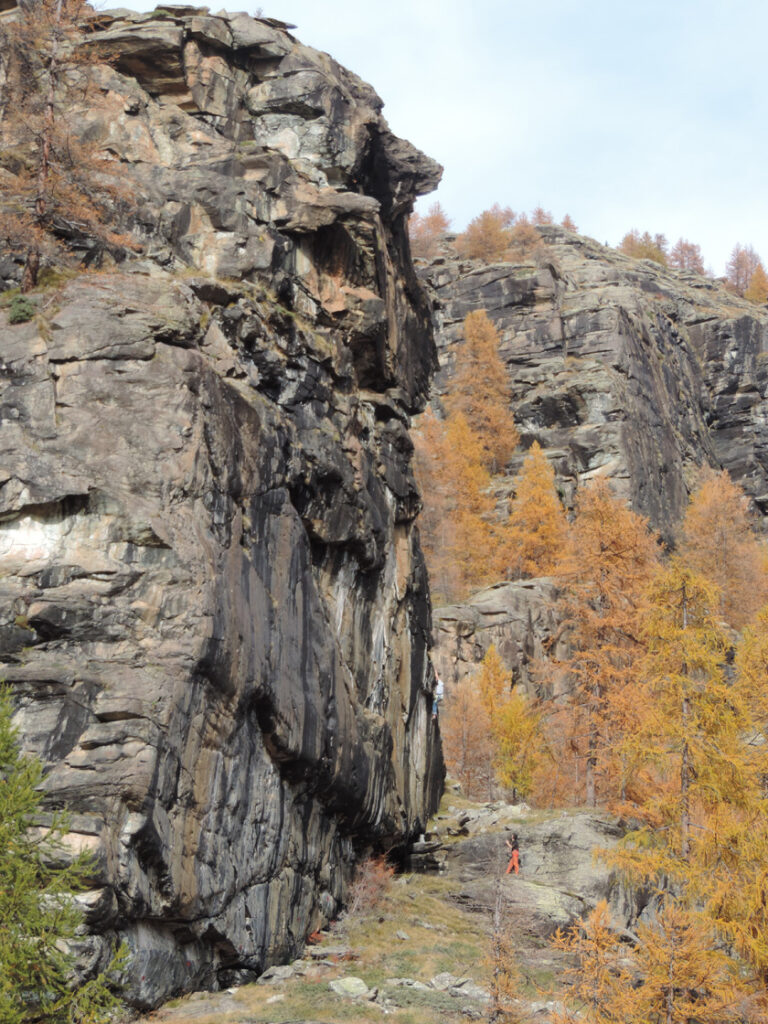 06. La regolarità delle fratture nella roccia serpentinitica ha suggerito la creazione di vie attrezzate di arrampicata.