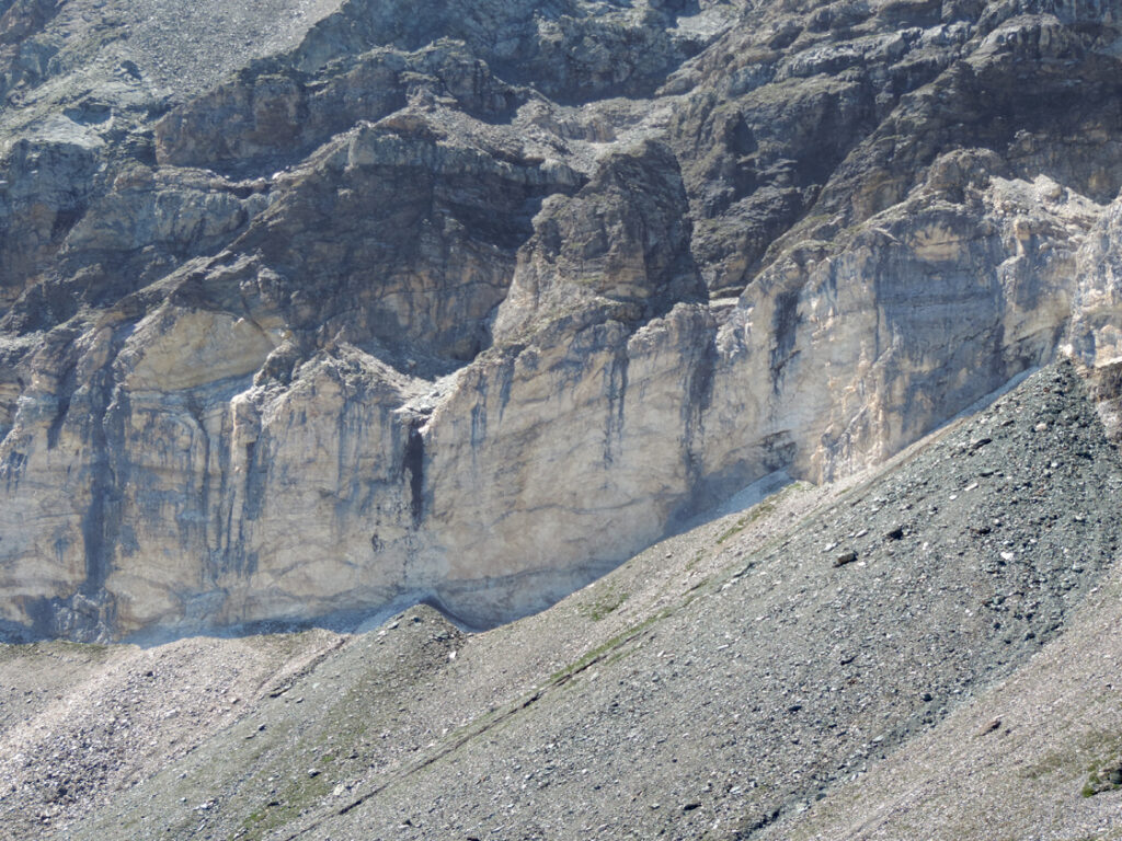 La fascia bianca da vicino. Si possono distinguere alcuni dei livelli di rocce calcaree ed evaporitiche che la compongono. La loro origine è sulle lagune calde dell'antico supercontinente Pangea.
