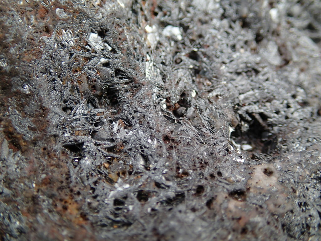 01d. Blocco di ematite (ossido di ferro anidro) sulla spiaggia di Terranera.