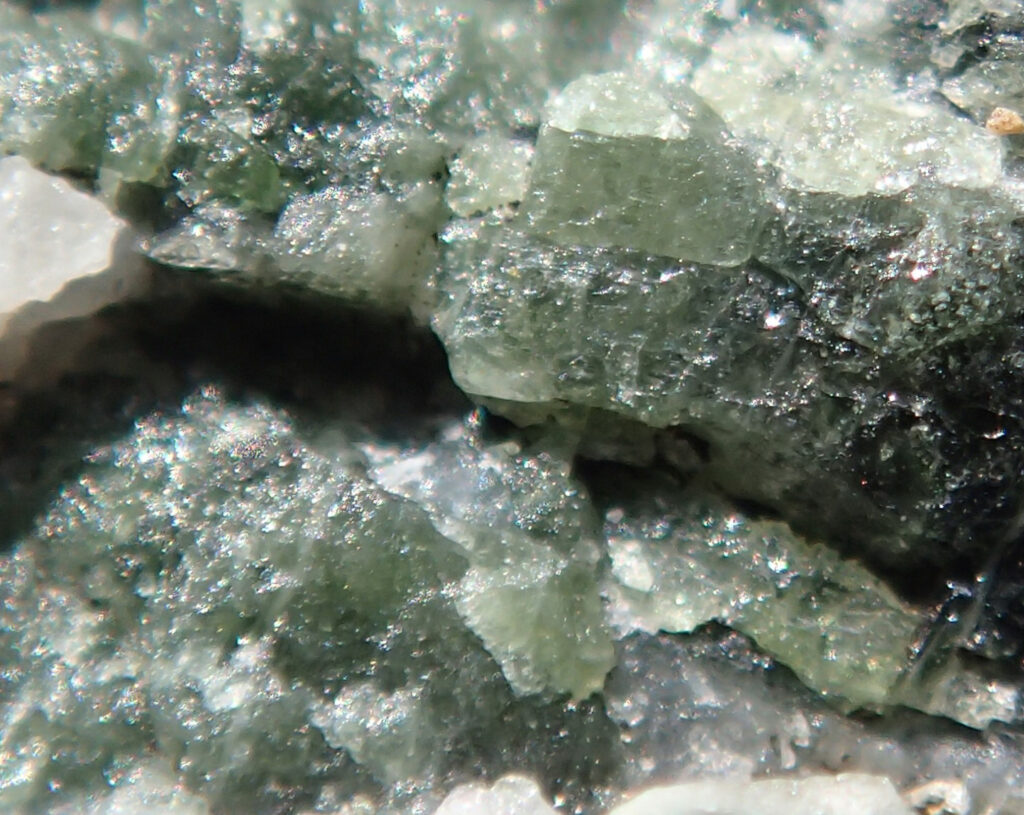 8e. Altro minerale sviluppatosi al contatto con il filone incandescente: il diopside, un pirosseno ricco di calcio e magnesio.