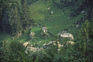 2.Il villaggio di Walkhu incassato sul torrente cui dà il nome. Qui il gradino è deformato da un accumulo di frana tagliato dal torrente.