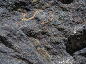 4. Minéraux colorés (ferromagnésiens) à la surface du deuxième bloc