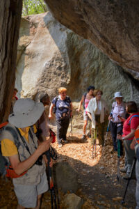 5. Ilda guida il gruppo della Société de la Flore Valdotaine alla scoperta degli antichi ripari sotto roccia nei pressi di Albard.