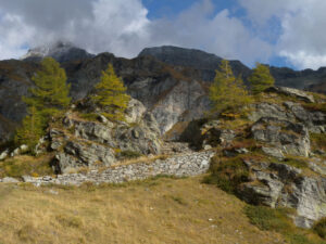 06 - La base del risalto gneissico all'alpe Aran.