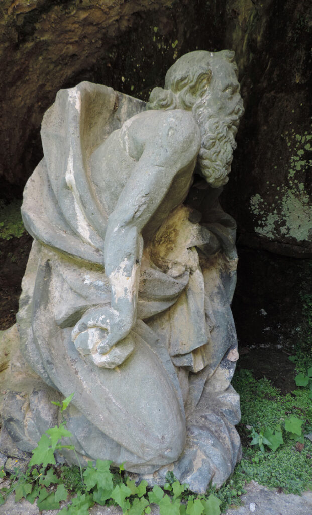 15. La statua di San Girolamo in cloritoscisto a grana fine, inserita nella nicchia a sinistra del portico di entrata al Santuario di Machaby (Arnad).