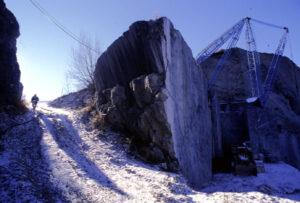 Col cuore in gola nel dedalo della cava, silenziosa lassù d’inverno, alla ricerca di una via d’uscita...