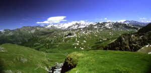 Dalla Tormotta, sul bordo del precipizio, panorama verso la valle del Piccolo San Bernardo, con il Ruitor sullo sfondo