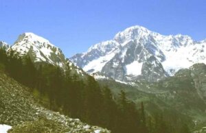Il Monte Bianco fa da sfondo alle discariche della storica cava di Arpy (“Pietra di Morgex”)