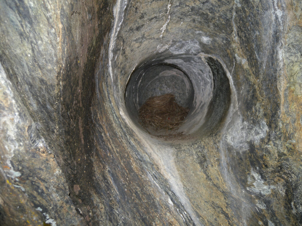 06. La marmitta più insolita della serie di Moline si infila orizzontalmente nella roccia per una profondità di oltre un metro.