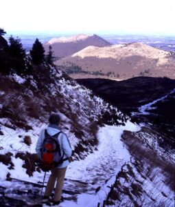 Scendendo a piedi dal Puy de Dôme, vista invernale su due vulcani del Parco