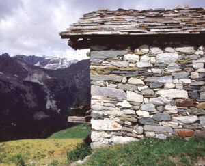 1. Les différentes roches des plateaux sous les Cime Bianche savamment distribuées dans l'édifice des alpages.