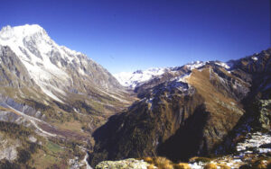 La dorsale erbosa dei Monti della Saxe si erge isolata fra i solchi della Val Ferret (sinistra) e della Val Sapin (destra); essa corre quindi parallela al Monte Bianco (sinistra) ed alle falde alpine (destra)