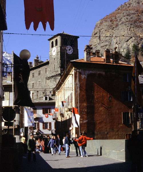 Il ponte vecchio con i possenti parapetti in metabasite, decorato a festa per il Carnevale