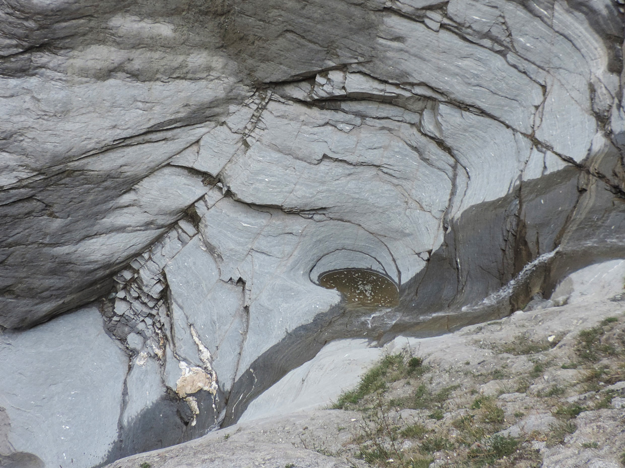 01. Una conchetta in formazione sul bordo del Torrent de Ran in Valsavarenche.