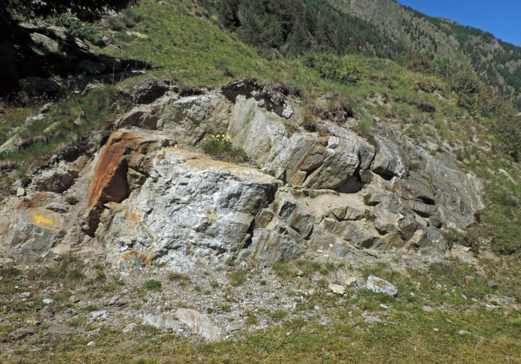 Il Gran Ronc, piccolo ripiano che segna la fine verso l'alto della serie dei solchi rocciosi, presenta l'affioramento di un bel filone pegmatitico concordante entro le anfiboliti listate. Si tratta di una roccia silicea a grossi cristalli chiari (quarzo e plagioclasio).