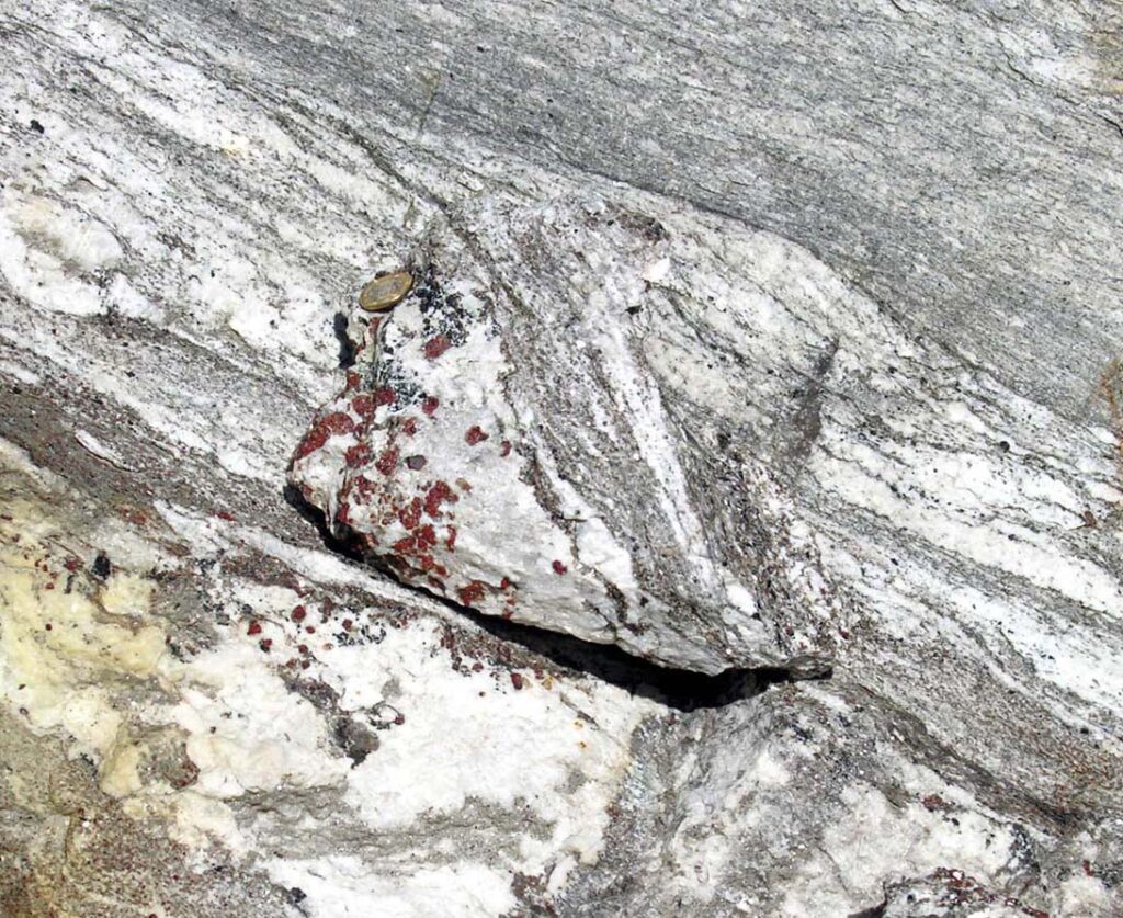 12. Rocce della crosta indiana trasformate ad alta pressione e alta temperatura nella collisione profonda prima di risalire in superficie a formare le rocce cristalline dell'alto Himalaya.
