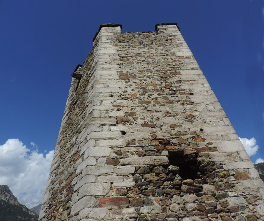 Ecco la torre che fa capolino da dietro il muro di cinta, attraverso la porta ben squadrata.